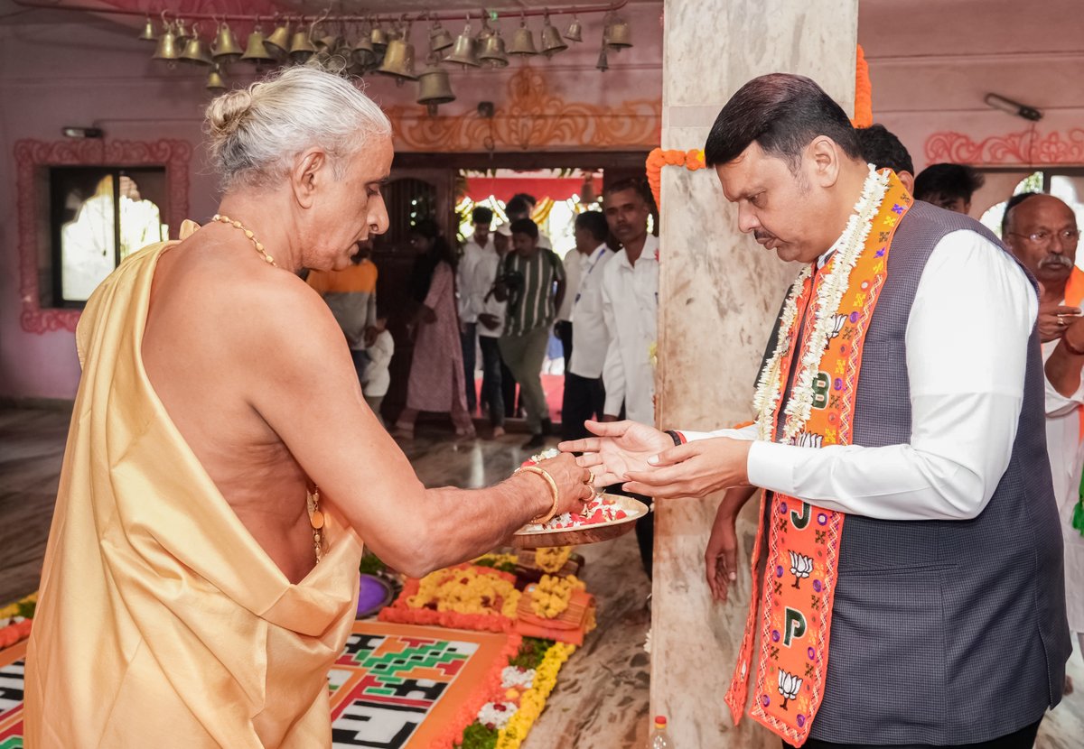 ddsahyadrinews's tweet image. मुख्यमंत्री देवेंद्र फडणवीस यांनी आज चंदगड, कोल्हापूर येथील भैरवनाथ मंदिरात मनोभावे दर्शन घेऊन आरती केली व आशीर्वाद प्राप्त केले आणि सर्वांच्या सुख-समृद्धीसाठी प्रार्थना केली. 

#Maharashtra #DevendraFadnavis #Kolhapur