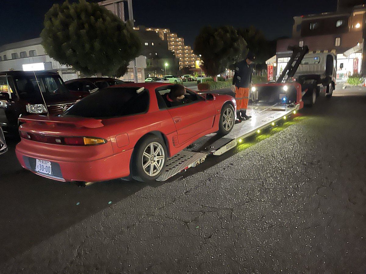 o02k1's tweet photo. 愛車　#三菱GTO  エンジンかからず
#レッカー移動　人間でいう救急車
1992年製33歳　人間だと100歳超え？
とにかく無事回復して戻ってきて下さい🙏
#GTO https://t.co/pttQ0ScVHC