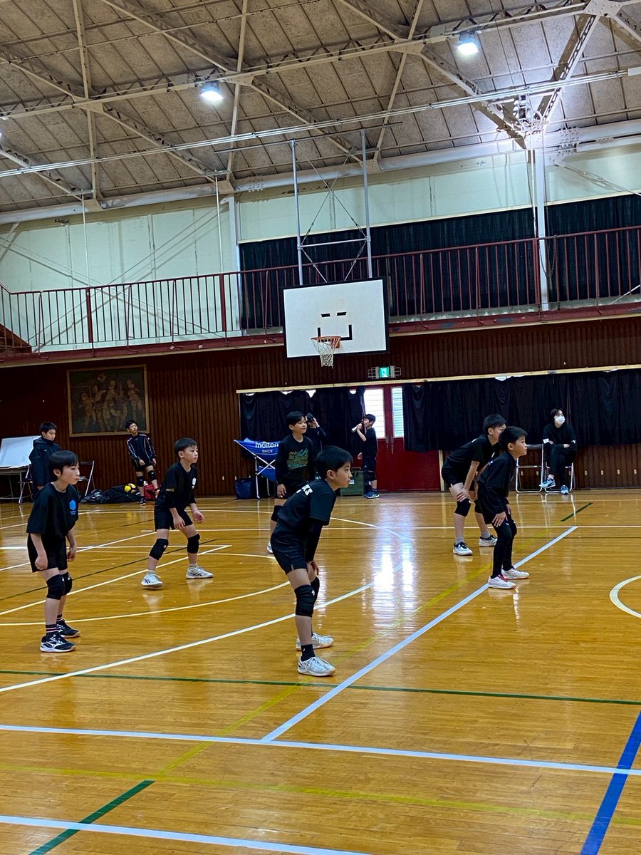 rubicks_iruma's tweet image. 本日は強豪2チームとの練習試合🏐
ただでさえ苦戦が予想されていたのにエースが体調不良で欠席😱しかし皆が力を合わせ精一杯戦いました👍️厳しい戦いでしたが、その結果何を学ぶかが大事なのです。ただ楽しくやってるだけでは勝利の喜びや敗戦の悔しさも学べませんからね〜❤
