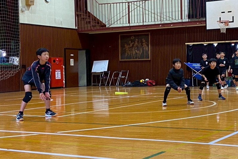 rubicks_iruma's tweet image. 本日は強豪2チームとの練習試合🏐
ただでさえ苦戦が予想されていたのにエースが体調不良で欠席😱しかし皆が力を合わせ精一杯戦いました👍️厳しい戦いでしたが、その結果何を学ぶかが大事なのです。ただ楽しくやってるだけでは勝利の喜びや敗戦の悔しさも学べませんからね〜❤