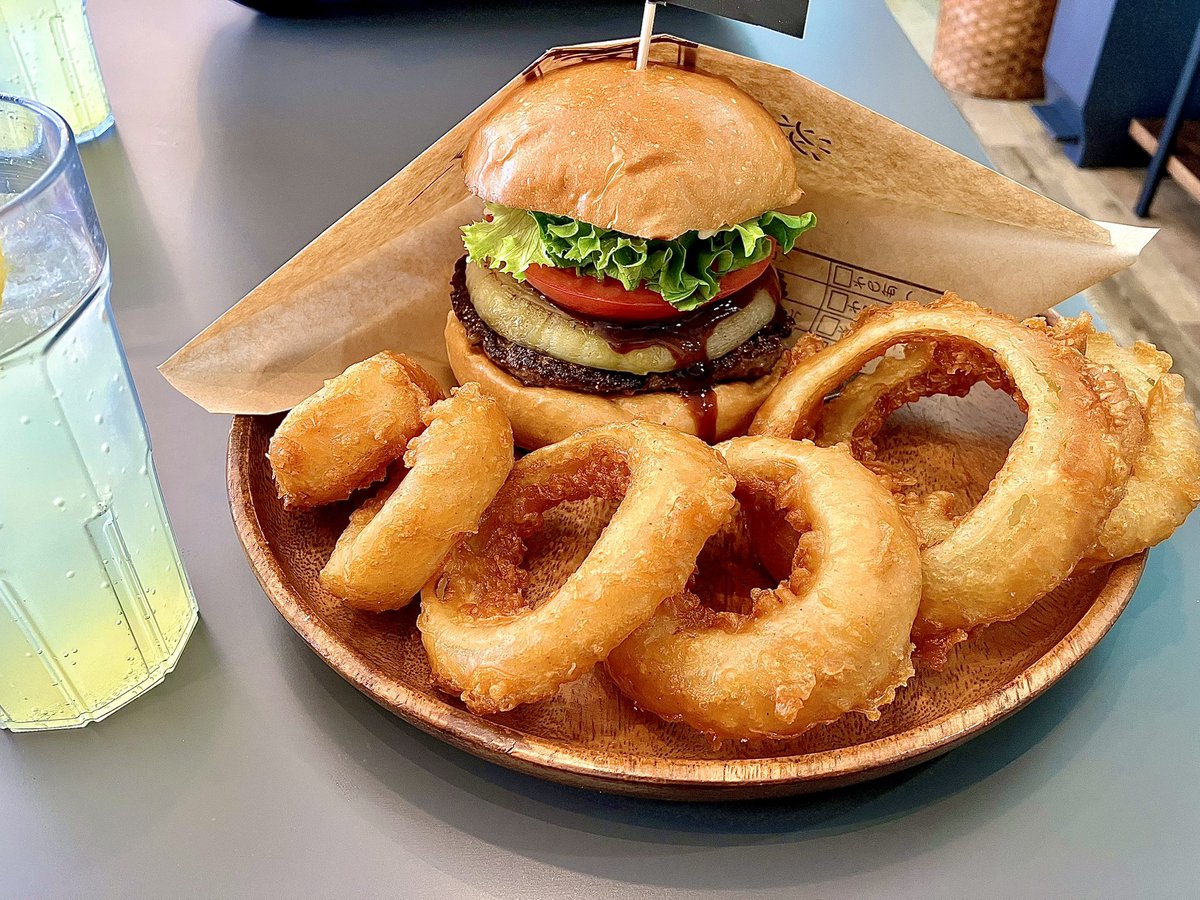 uloksryu's tweet photo. ずっと気になってたハンバーガー屋さん🍔
オニオンリングデカいし甘いし美味かった
人生で食べたオニオンリングで1番美味かった

淡路島すげぇ！ https://t.co/GAZi52KYQL
