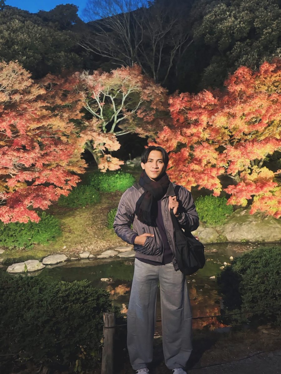 iamchristzer's tweet photo. Autumn leaves me lit—literally. 🍁 https://t.co/0v31hg8EFK