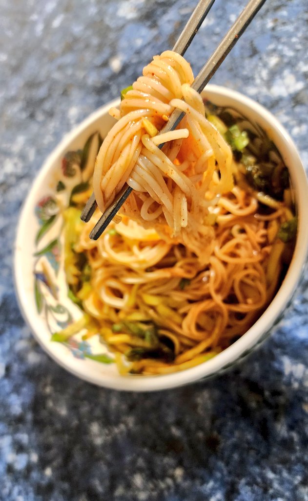 날씨가 풀리고 위장 컨디션도 좋아져 살포시 만들어먹은 청수비빔국수. 이건 한 단어로 끝남. 
JMT...!!! 
양념장이 맛있게 맵다!! 
하후하후하면서도 계속 먹게되는 이 중독성...깔끔하게 매워서 오히려 산뜻하기까지 함. 맛있게 잘 먹었습니다. 이벤트 해주셔서 감사합니다😋🙏✨️
<a href="/choungsoofood/">청수식품</a>