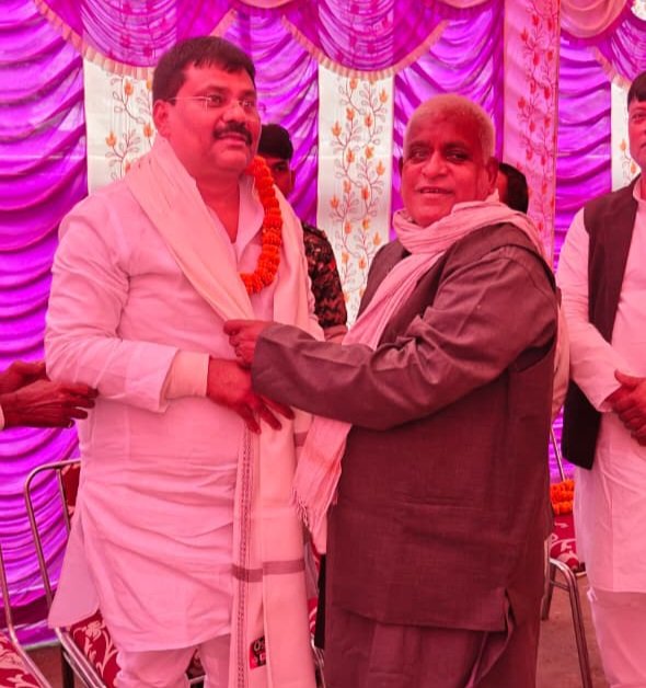 JDUUmeshSingh's tweet image. महनार विधानसभा क्षेत्र अंतर्गत रूपनारायणपुर में श्री सुरेंद्र प्रसाद चौधरी की सुपुत्री के विवाह समारोह में शामिल हुआ। कामना है कि नवविवाहित जोड़ी का दांपत्य जीवन प्रेम, सौहार्द, समृद्धि और खुशियों से सदा परिपूर्ण रहे। ईश्वर उन्हें मंगलमय और उज्ज्वल भविष्य का आशीर्वाद प्रदान करें।