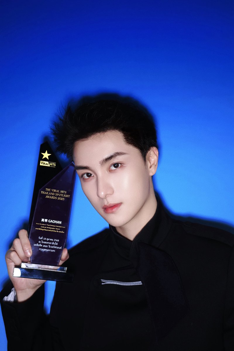 GaoHanOfficial's tweet photo. Thanks to @theviralhits for presenting me with the Most Excellent Thai-Chinese Entertainment Cultural Ambassador Award. 
I love you all and will continue to work hard.
ผมรักทุกคนนะครับ ขอบคุณครับ 
我爱你们未来我一定会继续加油

#TheViralHits 
#TheViralHitsAwards2025 https://t.co/zdprQxz7nG