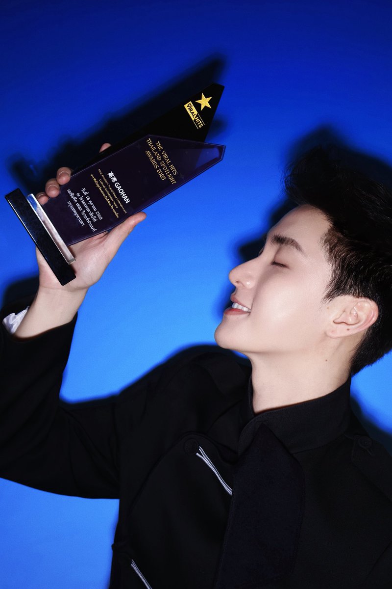GaoHanOfficial's tweet photo. Thanks to @theviralhits for presenting me with the Most Excellent Thai-Chinese Entertainment Cultural Ambassador Award. 
I love you all and will continue to work hard.
ผมรักทุกคนนะครับ ขอบคุณครับ 
我爱你们未来我一定会继续加油

#TheViralHits 
#TheViralHitsAwards2025 https://t.co/zdprQxz7nG