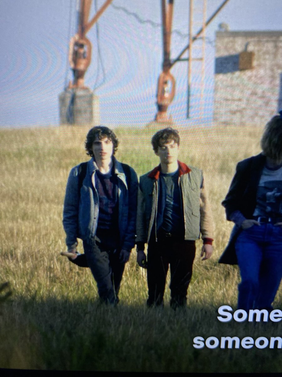 _sydnuts's tweet image. first pic is how close they were when they started walking and second is how they ended up omfg mike you are not slick 😭😭