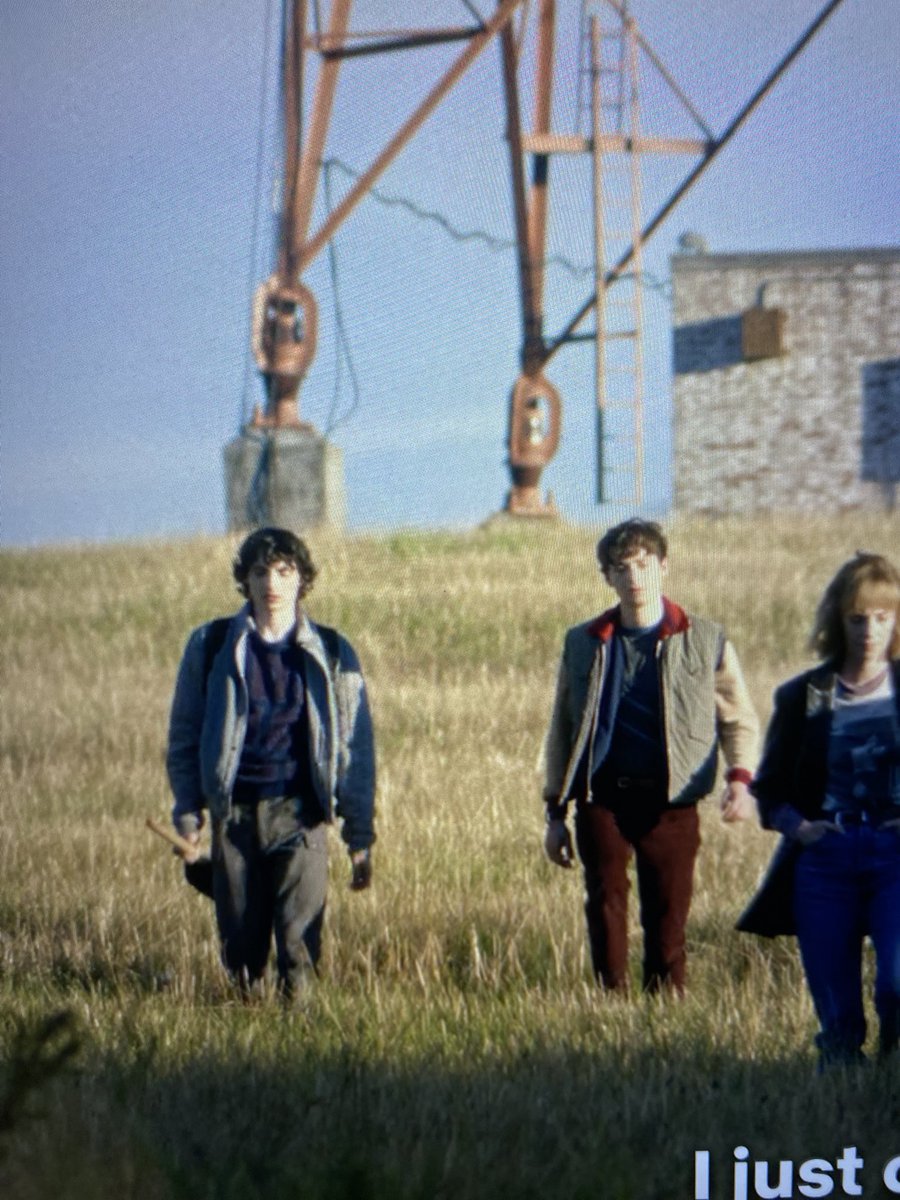 _sydnuts's tweet image. first pic is how close they were when they started walking and second is how they ended up omfg mike you are not slick 😭😭