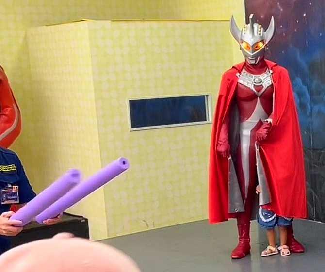 ウルスタで鬼役（のお兄さん）に追いかけられて

タロウに助けを求めた結果、マントに隠してもらう2歳児😂

タロウの性格がとても良く出ていて大好きな写真です☺

（再掲）