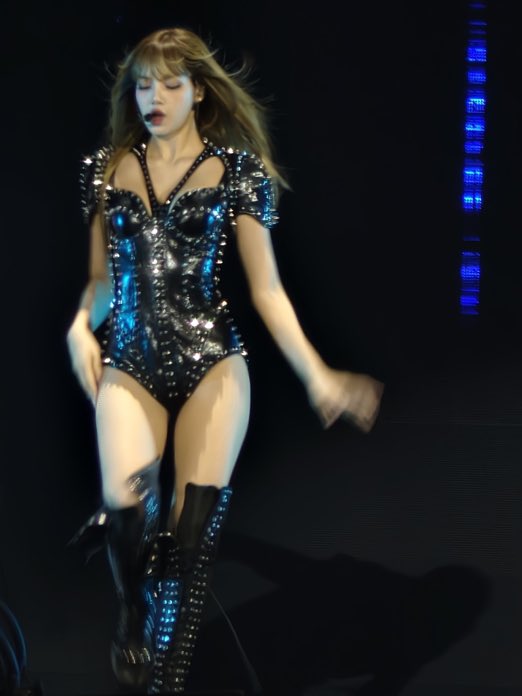 lalisahourIy's tweet image. this body proportions are INSANE