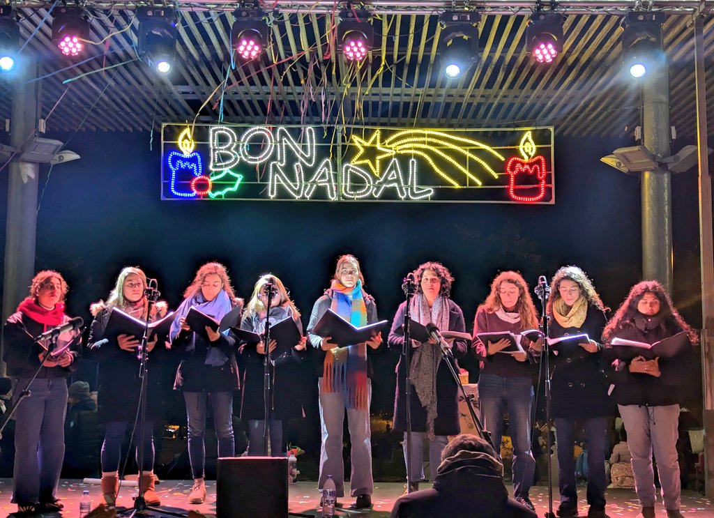 🎶 Amb #Coraggio hem participat a l'acte d'encesa de les #LlumsNadal de #SantJust 🌟 Divendres 28 de novembre vam cantar 5 cançons al Parc Iulia i després vam prendre una #xocolata calenta ☕ Comença l'esperit nadalenc... 🎄

👉El 25/12 cantarem a l'Església de Sant Just (21h)