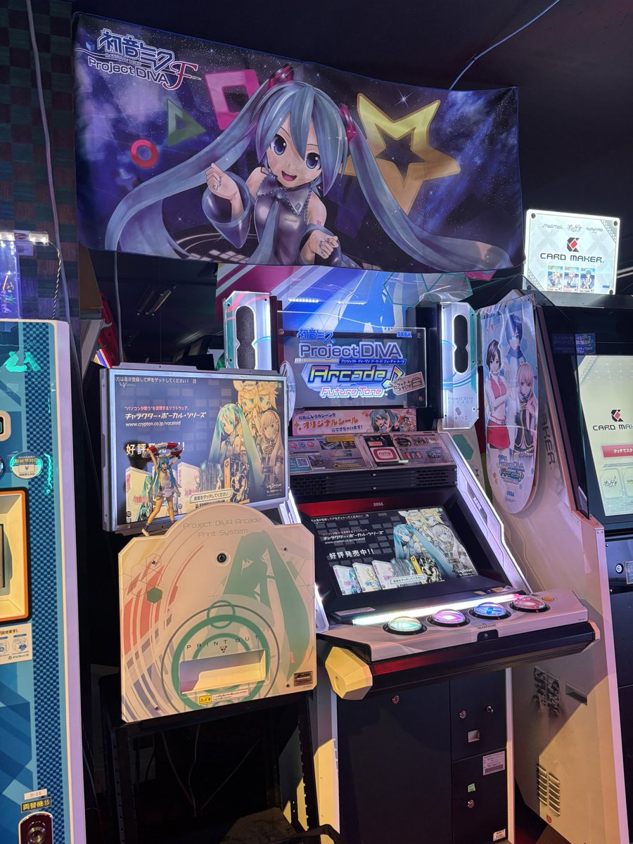 dorama8taka's tweet image. 【🎶当店設置のアーケードゲーム🎶】
『初音ミク -Project DIVA Arcade-』

どんどん各地で設置してる店舗さんが減ってますが当店は稼働してます✨
お客様のご来店お待ちしております😊
 #ドラマ #GIGO
 #アーケードゲーム 
 #初音ミク #八王子 
 #ゲーセン