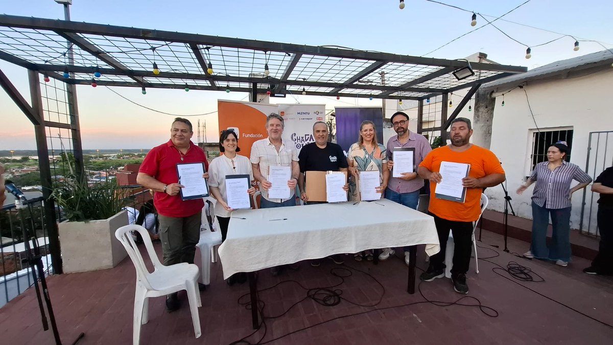 UNESCOmvdo's tweet photo. 🌟 Un paso histórico para la cultura, la comunidad y el desarrollo sostenible en Asunción. El lanzamiento del Pacto por la Chacarita marcó el inicio de una alianza inédita para fortalecer la identidad, el talento y las oportunidades del barrio Ricardo Brugada. La instancia se dio en el marco de un nuevo Chacatours Guarania UNESCO, que reunió a más de 100 personas para un circuito que integra arte, patrimonio y expresiones vivas de la cultura paraguaya.

🤝 Este logro fue posible gracias al compromiso conjunto de UNESCO, la Secretaría Nacional de Cultura, la Fundación Itaú Paraguay, MENTU, la Municipalidad de Asunción —a través de su Dirección de Cultura y Turismo—, y las organizaciones comunitarias que impulsan la transformación desde adentro: Chacatours, Chacarita Digital, Sonidos de Chacarita, emprendedores locales, jóvenes y colectivos artísticos.

🎶 Con la guarania como emblema y motor de identidad, este Pacto abre un nuevo capítulo para promover economía creativa, turismo comunitario, inclusión social y oportunidades para la juventud.

✨ La energía, participación y visión compartida mostraron que cuando Estado, sector privado, comunidad y organismos internacionales trabajan juntos, el impacto es mayor y más sostenible.

🌎 Desde UNESCO celebramos este hito y renovamos nuestro compromiso como facilitadores del diálogo, promotores de la cultura y aliados de una Chacarita viva, creativa y de futuro.