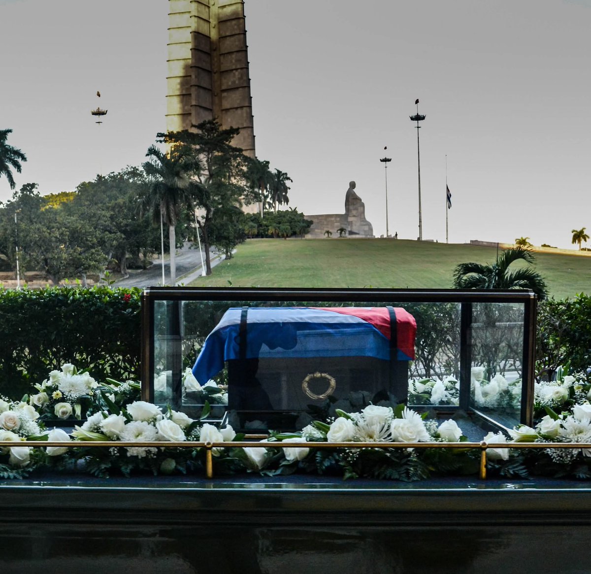 agnes_becerra's tweet image. Hace 9 años comenzó el largo viaje de retorno al Oriente de Cuba de Fidel. Recorrió por última vez el país y el pueblo lo despidió con dolor. 
Recuerdo esos días como los más tristes.

#FidelEsFidel