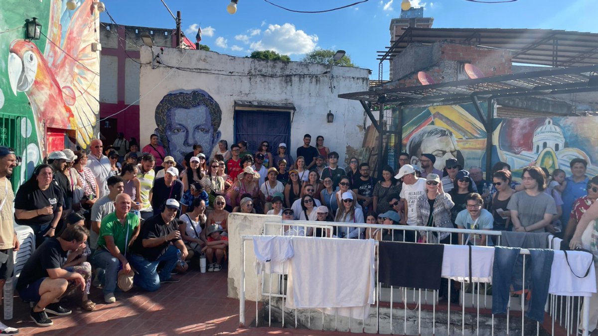 UNESCOmvdo's tweet photo. 🌟 Un paso histórico para la cultura, la comunidad y el desarrollo sostenible en Asunción. El lanzamiento del Pacto por la Chacarita marcó el inicio de una alianza inédita para fortalecer la identidad, el talento y las oportunidades del barrio Ricardo Brugada. La instancia se dio en el marco de un nuevo Chacatours Guarania UNESCO, que reunió a más de 100 personas para un circuito que integra arte, patrimonio y expresiones vivas de la cultura paraguaya.

🤝 Este logro fue posible gracias al compromiso conjunto de UNESCO, la Secretaría Nacional de Cultura, la Fundación Itaú Paraguay, MENTU, la Municipalidad de Asunción —a través de su Dirección de Cultura y Turismo—, y las organizaciones comunitarias que impulsan la transformación desde adentro: Chacatours, Chacarita Digital, Sonidos de Chacarita, emprendedores locales, jóvenes y colectivos artísticos.

🎶 Con la guarania como emblema y motor de identidad, este Pacto abre un nuevo capítulo para promover economía creativa, turismo comunitario, inclusión social y oportunidades para la juventud.

✨ La energía, participación y visión compartida mostraron que cuando Estado, sector privado, comunidad y organismos internacionales trabajan juntos, el impacto es mayor y más sostenible.

🌎 Desde UNESCO celebramos este hito y renovamos nuestro compromiso como facilitadores del diálogo, promotores de la cultura y aliados de una Chacarita viva, creativa y de futuro.