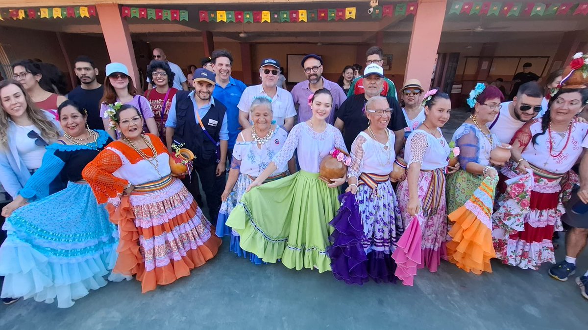 UNESCOmvdo's tweet photo. 🌟 Un paso histórico para la cultura, la comunidad y el desarrollo sostenible en Asunción. El lanzamiento del Pacto por la Chacarita marcó el inicio de una alianza inédita para fortalecer la identidad, el talento y las oportunidades del barrio Ricardo Brugada. La instancia se dio en el marco de un nuevo Chacatours Guarania UNESCO, que reunió a más de 100 personas para un circuito que integra arte, patrimonio y expresiones vivas de la cultura paraguaya.

🤝 Este logro fue posible gracias al compromiso conjunto de UNESCO, la Secretaría Nacional de Cultura, la Fundación Itaú Paraguay, MENTU, la Municipalidad de Asunción —a través de su Dirección de Cultura y Turismo—, y las organizaciones comunitarias que impulsan la transformación desde adentro: Chacatours, Chacarita Digital, Sonidos de Chacarita, emprendedores locales, jóvenes y colectivos artísticos.

🎶 Con la guarania como emblema y motor de identidad, este Pacto abre un nuevo capítulo para promover economía creativa, turismo comunitario, inclusión social y oportunidades para la juventud.

✨ La energía, participación y visión compartida mostraron que cuando Estado, sector privado, comunidad y organismos internacionales trabajan juntos, el impacto es mayor y más sostenible.

🌎 Desde UNESCO celebramos este hito y renovamos nuestro compromiso como facilitadores del diálogo, promotores de la cultura y aliados de una Chacarita viva, creativa y de futuro.