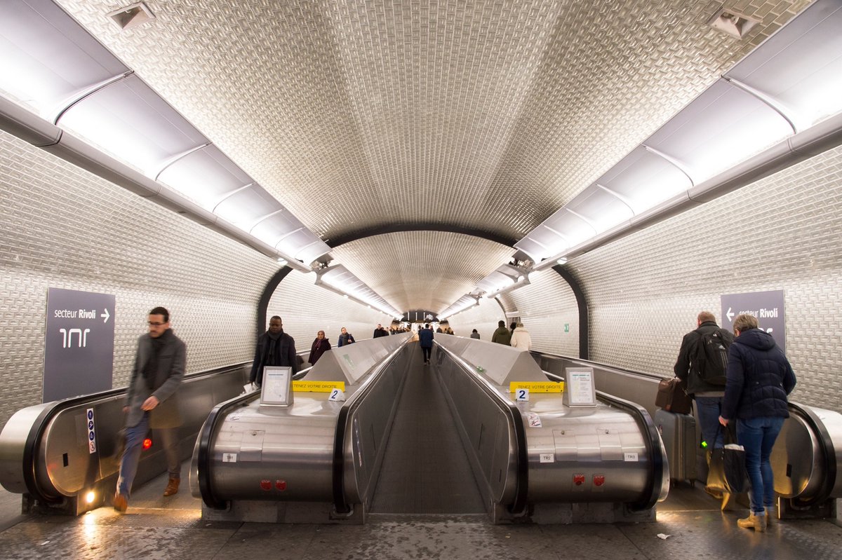 CerfiaFR's tweet image. 🇫🇷🚇Ⓜ️ FLASH | Les tapis roulants de la station Châtelet à Paris ne vont pas fonctionner pendant… au moins 6 mois en raison de travaux de réparation. Il faudra donc marcher les 160 mètres du tunnel ou changer d’itinéraire, explique la RATP.