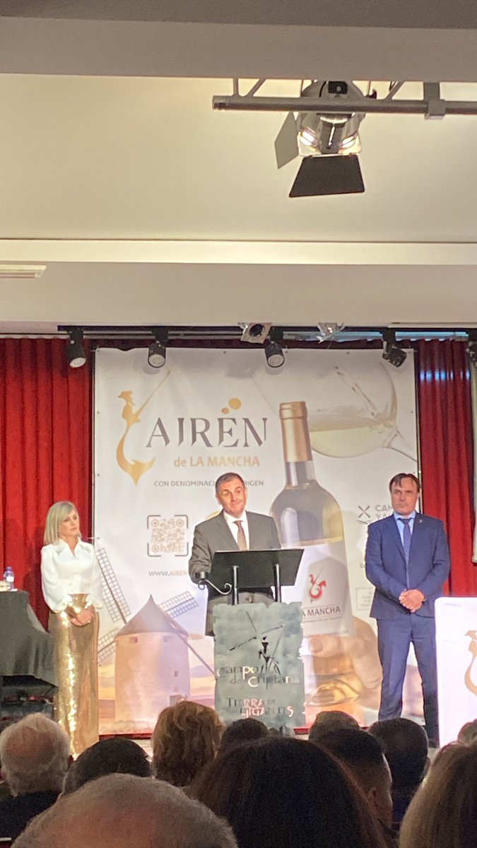 <a href="/jorjaramil/">Jorge Jaramillo</a> ensalza la uva, cada racimo, cada vid, agricultor, bodeguero, hostelero y resto de profesionales que ayudan a ensalzar los vinos blancos Airén , por los que debemos sacar pecho y sentirnos orgullosos 👏👏👏
.
#vinodelamancha #dolamancha #airendelamancha #yosoydeairen