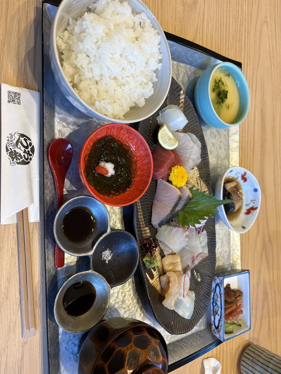 Rabbitrrrrrr's tweet photo. うお一番行ってきた！

期待はずれすぎたわ笑
刺身定食のくせに米やらかいし
フライで出してた鯛は臭いし

カネコさんが店にいるかも！
ってのが無かったらいく必要無いわ笑 https://t.co/X2WJWP6d0y