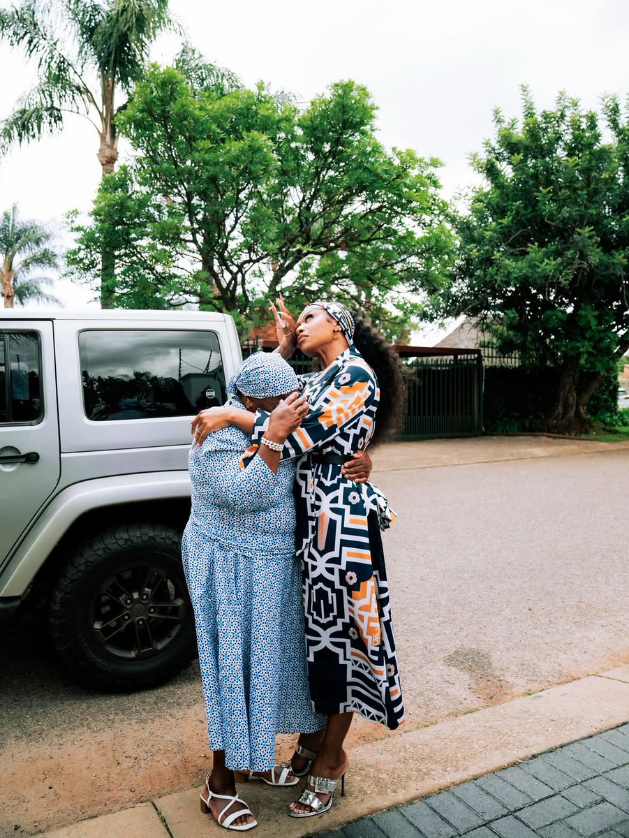 MDNnewss's tweet image. Murdah Bongz and his wife, DJ Zinhle, bought a house for Murdah Bongz’s parents.