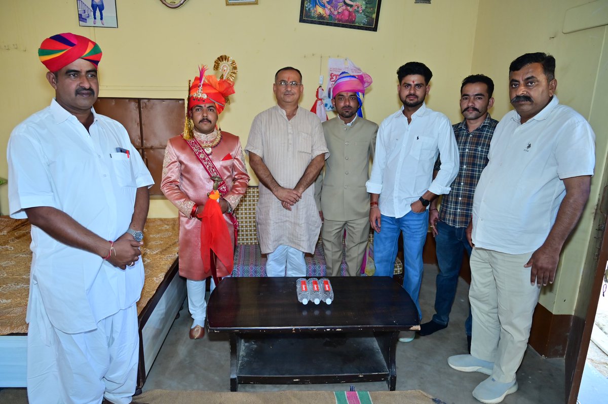 SSKharaBJP's tweet image. प्रिय भाणेज दिनेशसिंह भाटी (डाँगरी) के विवाह समारोह में सम्मिलित होकर उन्हें शुभकामनाएं प्रेषित की।