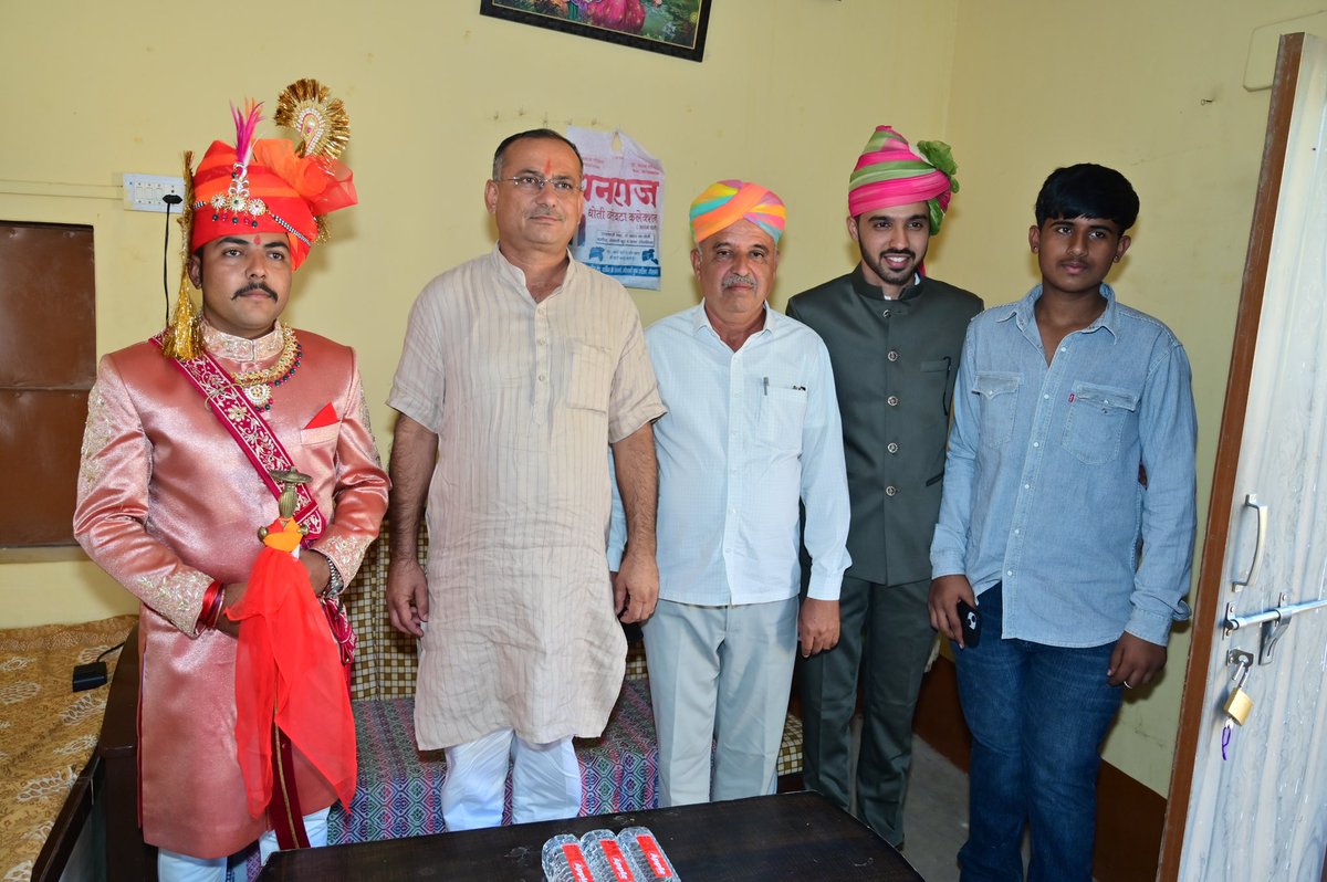 SSKharaBJP's tweet image. प्रिय भाणेज दिनेशसिंह भाटी (डाँगरी) के विवाह समारोह में सम्मिलित होकर उन्हें शुभकामनाएं प्रेषित की।