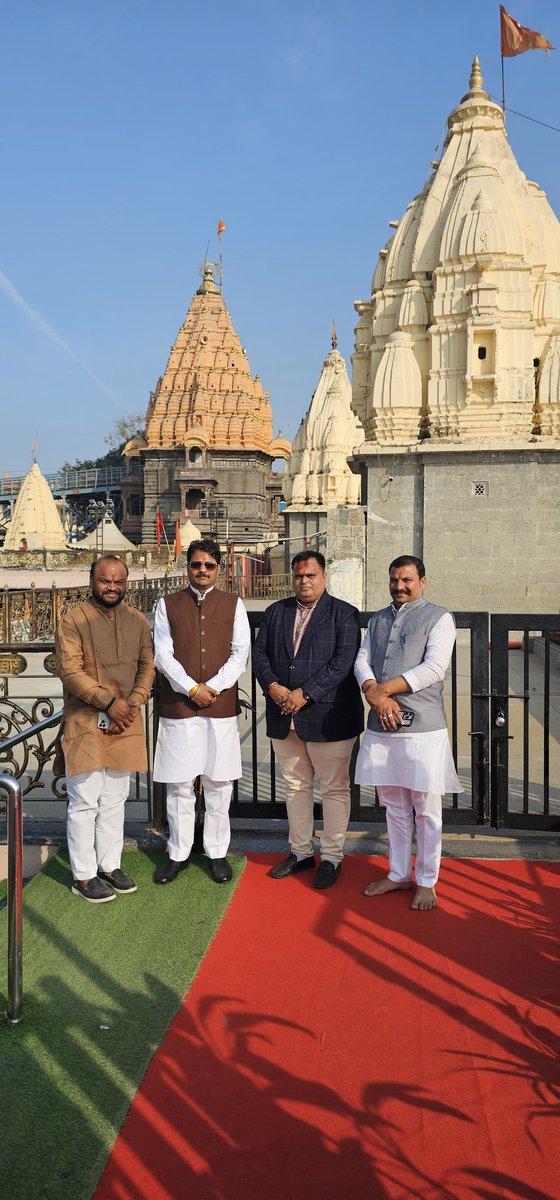 vaibhavpawarmp's tweet image. &quot;ॐ त्र्यम्बकं यजामहे सुगन्धिं पुष्टिवर्धनम्।
उर्वारुकमिव बन्धनान्मृत्योर्मुक्षीय माऽमृतात्॥”

आज उज्जैन बाबा महाकाल के पावन दरबार में दिव्य दर्शन कर आशीर्वाद प्राप्त किया।

जय श्री महाकाल 🙏🚩