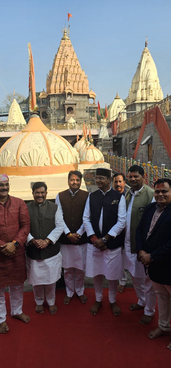 vaibhavpawarmp's tweet image. &quot;ॐ त्र्यम्बकं यजामहे सुगन्धिं पुष्टिवर्धनम्।
उर्वारुकमिव बन्धनान्मृत्योर्मुक्षीय माऽमृतात्॥”

आज उज्जैन बाबा महाकाल के पावन दरबार में दिव्य दर्शन कर आशीर्वाद प्राप्त किया।

जय श्री महाकाल 🙏🚩