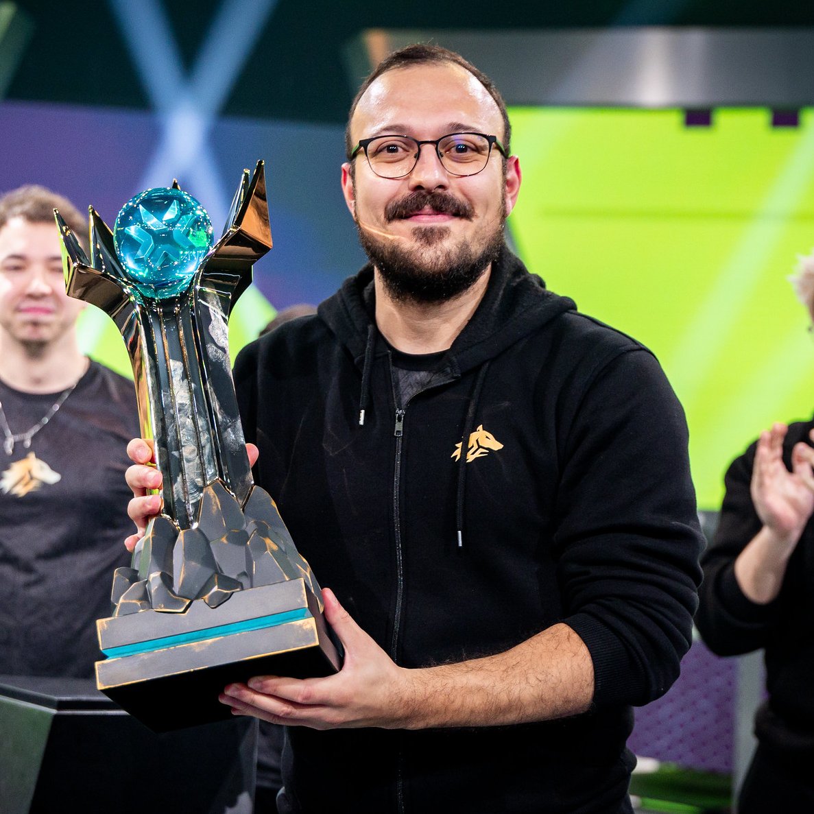 🚨 ULF Esports, VALORANT takımının ana koçu Vlad ile yolları ayırmaya hazırlanıyor.

Organizasyonun yeni koç için düşündüğü isim ise, daha önce kulüpte görev yapan Afr0nfire.

🔗 Flank Esports