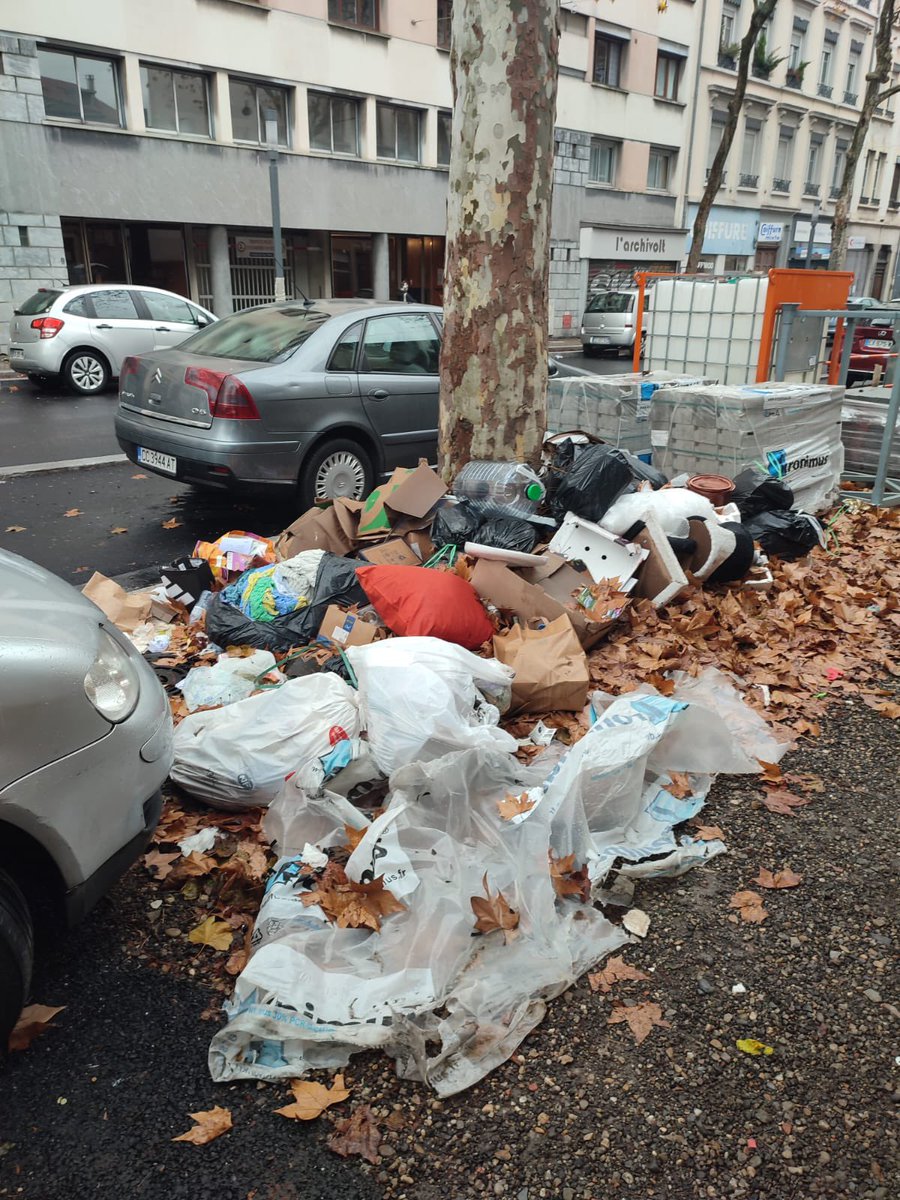 Devant le 228 avenue Félix Faure ce matin

Vivement une gestion efficace de notre ville. La #propreté sera pour nous une priorité.