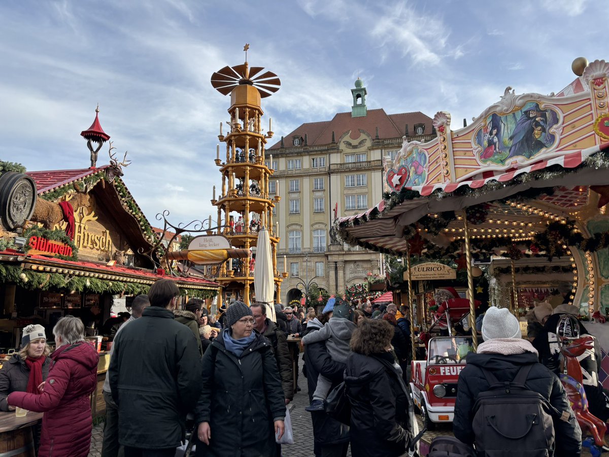 Erster Adventssonntag auf dem 591. Striezelmarkt in Dresden ❤️🎄
 
První adventní neděle na 591. drážďanském trhu Striezelmarkt ❤️🎄