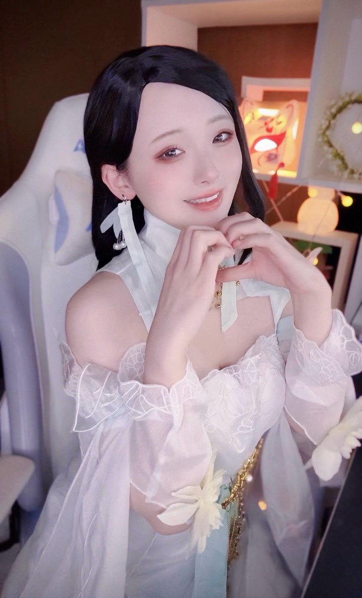 shino_nome22's tweet photo. とっても可愛く防御力の低い(色んな意味で)衣装を着ました🪷

踊った動画なんてもう何年ぶり！？！？って感じなのでぜひ見て見て見て見て！！！！ヨッ！！！カワイイヨッ！！！！！！

劇団モードで撮影した素問ちゃんが同じダンスを踊ってくれています🐼
#Justice #逆水寒 #PR https://t.co/pWs0moXEbJ