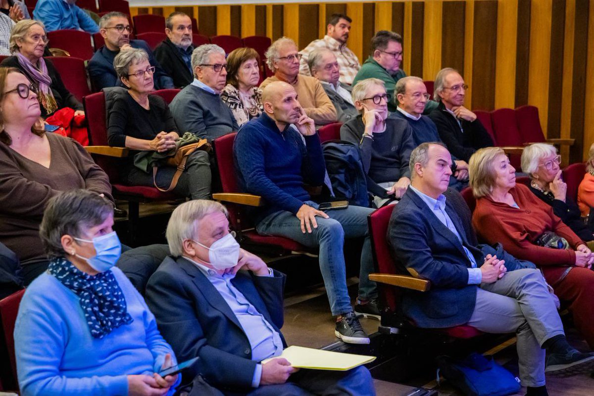 JuntsXCat's tweet image. 📸 El secretari general @jorditurull ha assistit com a convidat a la convenció de MEScat -Independentistes d’Esquerra (@MovEsquerresCat) a l’Orfeó Martinenc de Barcelona, on hi participen diversos membres de la direcció i diputats de @JuntsXCat.