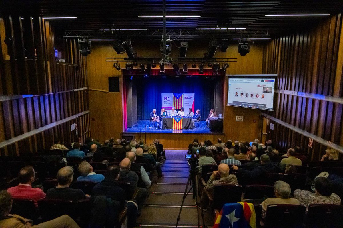 JuntsXCat's tweet image. 📸 El secretari general @jorditurull ha assistit com a convidat a la convenció de MEScat -Independentistes d’Esquerra (@MovEsquerresCat) a l’Orfeó Martinenc de Barcelona, on hi participen diversos membres de la direcció i diputats de @JuntsXCat.