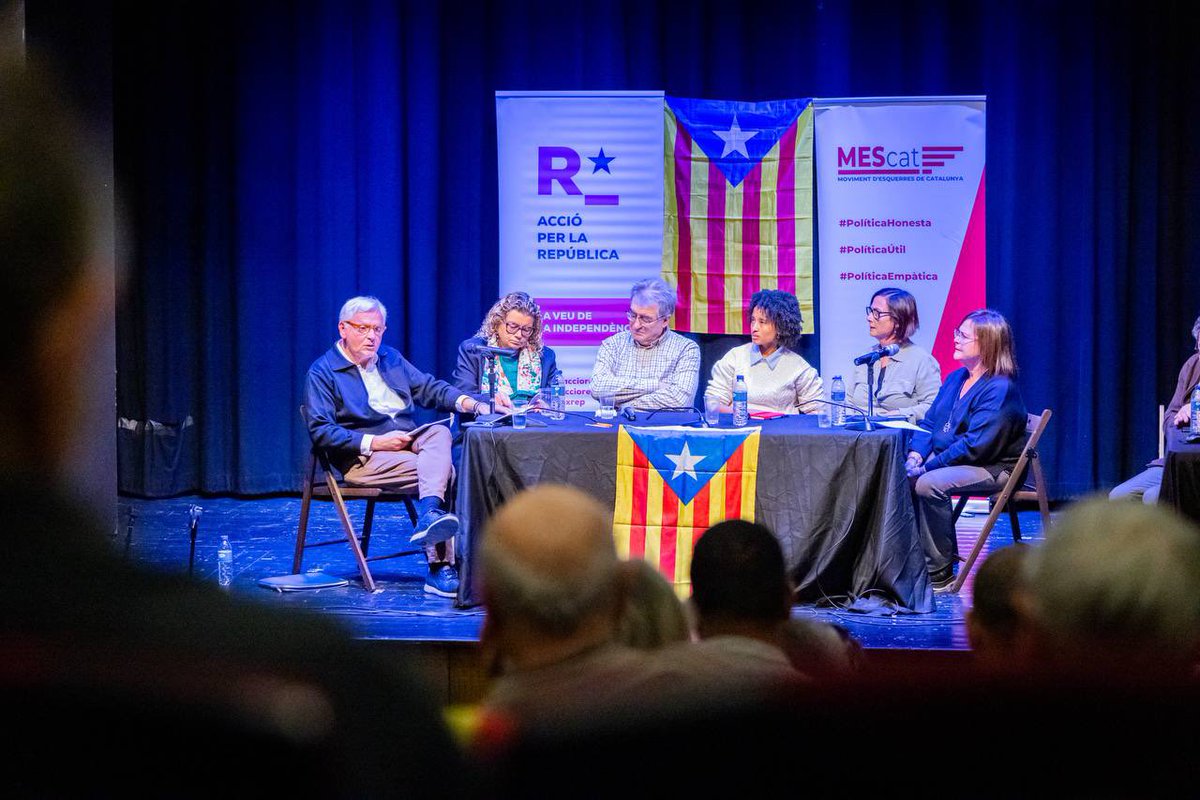 JuntsXCat's tweet image. 📸 El secretari general @jorditurull ha assistit com a convidat a la convenció de MEScat -Independentistes d’Esquerra (@MovEsquerresCat) a l’Orfeó Martinenc de Barcelona, on hi participen diversos membres de la direcció i diputats de @JuntsXCat.