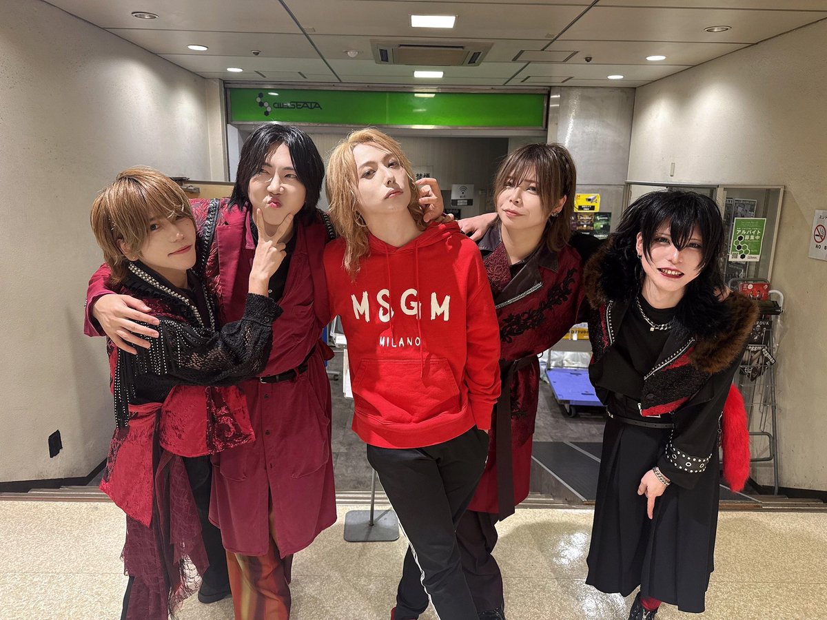 persona_staff's tweet photo. 【ご報告】
2025.11.28をもちまして、ペルソナの全活動を終了いたしました。

これまでステージに立てたのは応援してくださった皆様、関係者の皆様のおかげです。
心より御礼申し上げます。

メンバーはそれぞれの道へ進んでまいります。
今後とも変わらぬご声援のほど、何卒よろしくお願いいたします。