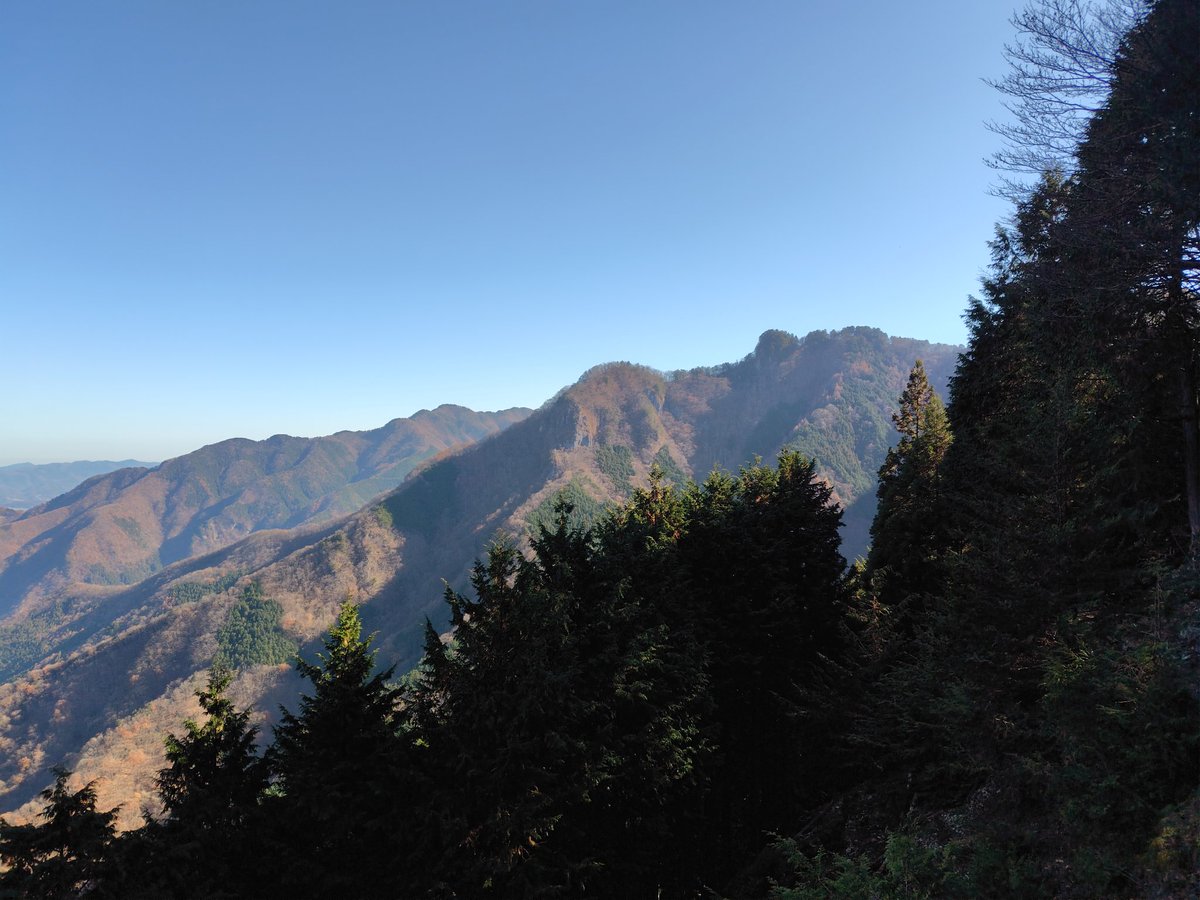 0k6fh0GZXs27541's tweet image. 三峰神社にお参りしました。
多分、年内は最後。
今日も木々の甘くて清々しい匂いがした。

三峰の山容は東吉野村、天川、十津川などの吉野の方の山容と似ている。向こうの方が広大だけど。
修験者も、全国を渡りながら、似ていると思ったのではないだろうか。
