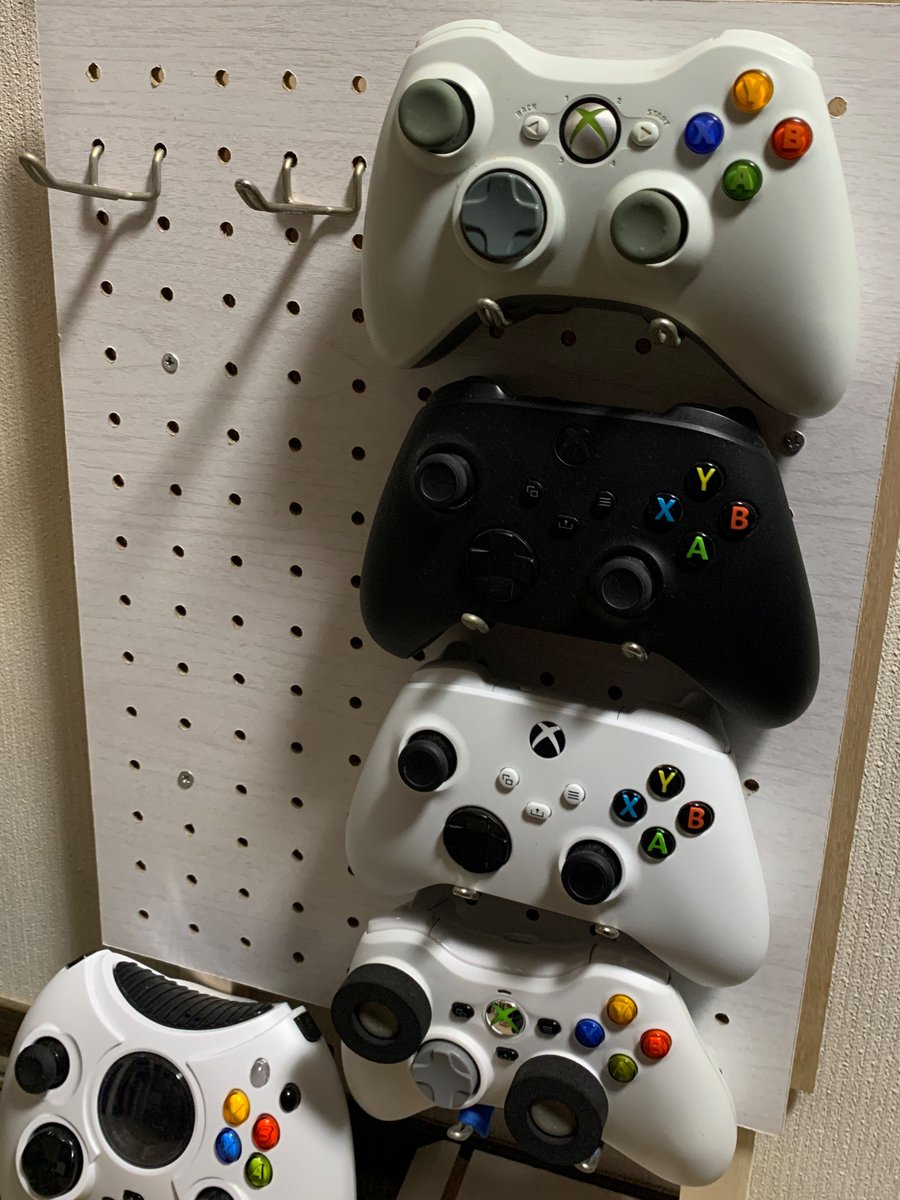 コントローラー棚も壁に立てかけたけどデカすぎて一個納まらんかった