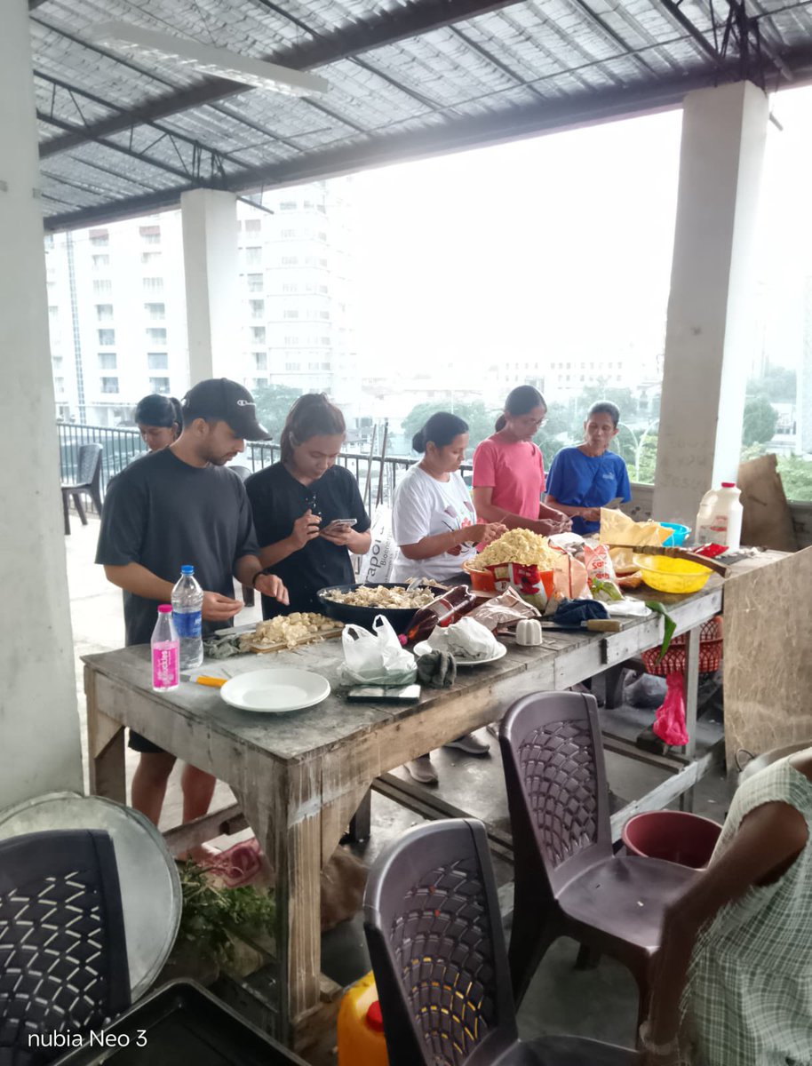 AffinityLk's tweet photo. Preparation is underway for 750 dinner packs. https://t.co/gGzErlm7OL