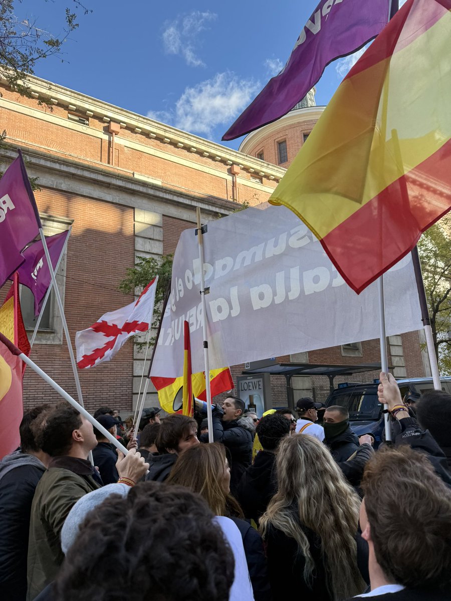 Donde hay que estar. Arriba España