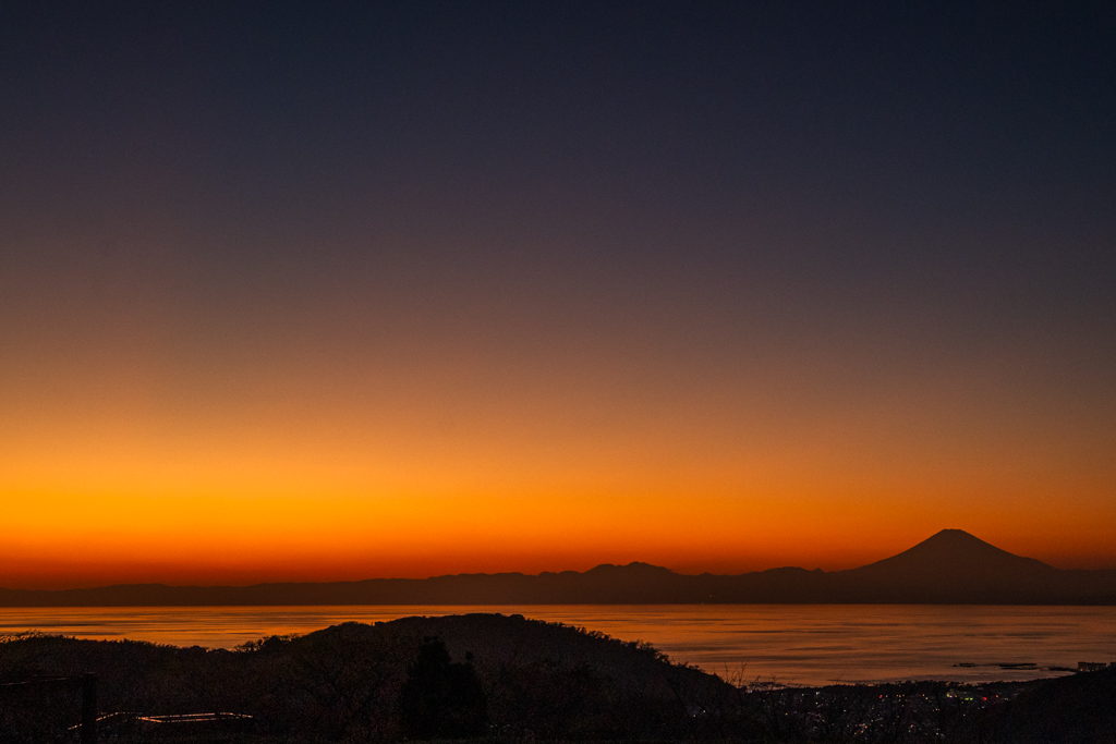 昨日見れた夕焼けが綺麗だったので、別場所の夕焼け写真をUPします☀冬シーズンになると空気がクリアな日が多いので、空色が美しいですね～