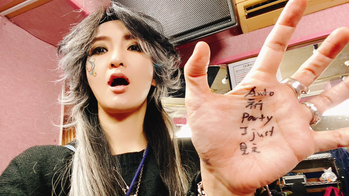 xxRyoAramakixx's tweet photo. 立川HeartBeatでした！

20周年のお祝いにこうして呼んでいただけるって、こんなに嬉しいことはないねっ！

ホールで、配信で見てくださった皆様本当にありがとうございましたっ！

カッコよかったって色んな人から声をかけてもらえて嬉しかったー！！

#掌セトリ
#90秒動画
#Automatical
#幕開き待ち https://t.co/Ct8pKEhtT0