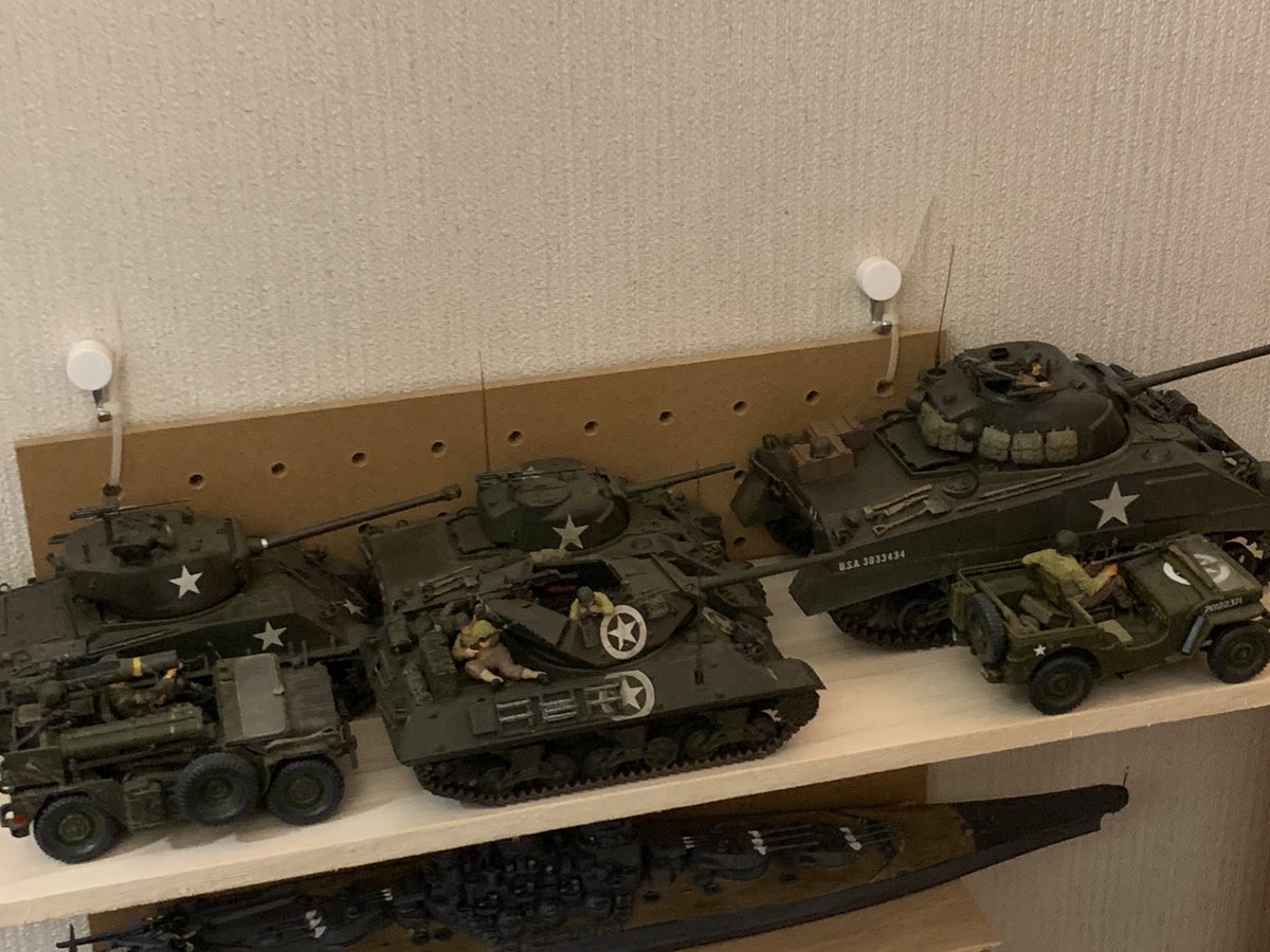 プラモ棚増設したらすぐ埋まった

なんか戦闘開始前みたいで笑う