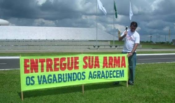 Poucos ouviram.

Décadas depois, os vagabundos estão expropriando gente decente e ninguém pode fazer nada porque:

1 . Ninguém se armou;

2 . Quem é do Estado, tem armas e supostamente deveria ajudar a população, está auxiliando na expropriação.