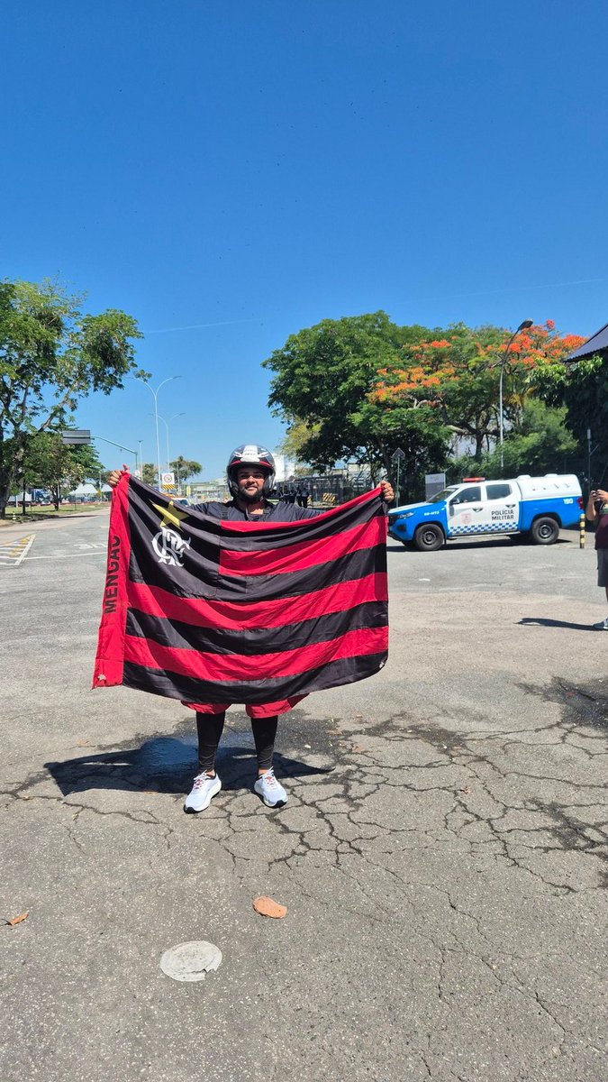 Max Vieira foi um dos primeiros a chegar ao Galeão. Torcedor faz transporte por aplicativo, virou a noite trabalhando, e veio direto para o aeroporto recepcionar os jogadores. "Aqui tem mais chance de ver os jogadores. Vim prestar homenagem e depois volto a trabalhar de novo".