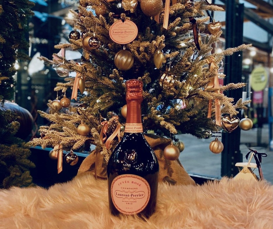 Il primo weekend di dicembre porta con sé una nuova luce: quella delle decorazioni, dei piccoli rituali che inaugurano la stagione delle feste e della gioia che lentamente riempie la casa.
Sotto l’albero, la Cuvée Rosé Laurent-Perrier cattura questa atmosfera speciale!