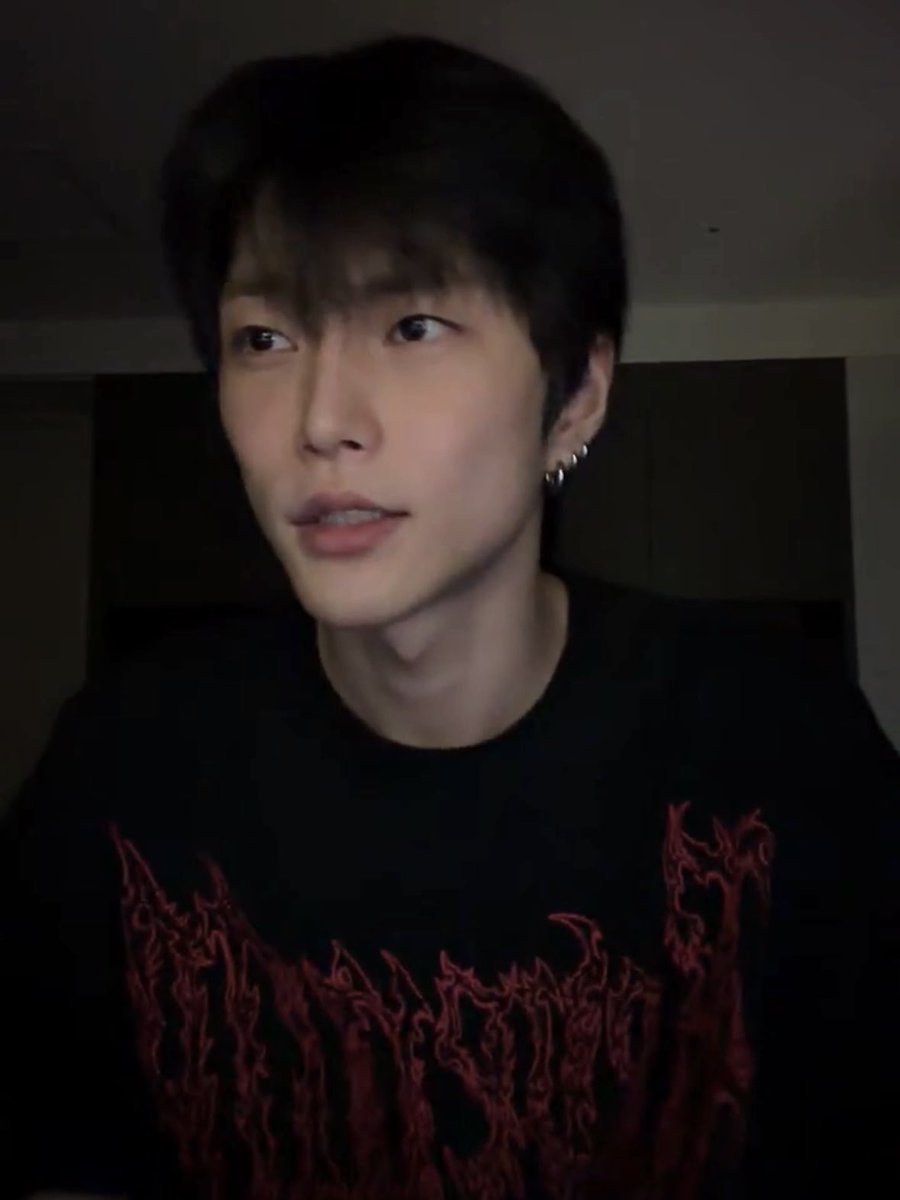 hongjjanu's tweet image. hey emo boy