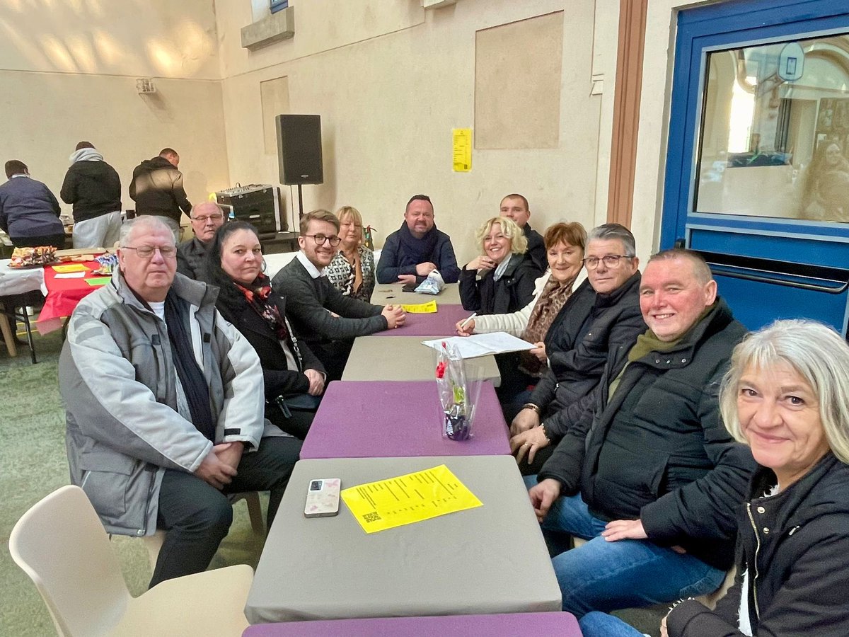 Avec Caroline Meloni et de nombreux amis, nous étions ce matin au marché de Noël organisé par l’APE du lycée Léo Lagrange de Bully-les-Mines.

Merci aux organisateurs parents d’élèves, aux exposants et au Père Noël pour leur accueil chaleureux !

En revanche, je déplore la