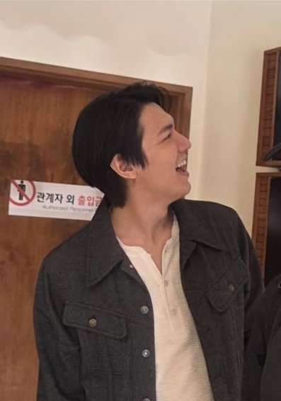 Sebelah kiri rambut rambut ala jadul
Sebelah kanan terlihat sangat hepi, ngeliat apa sih yang?

Aahh gak papalah, yg penting ayangku ganteng pisan😍🥰