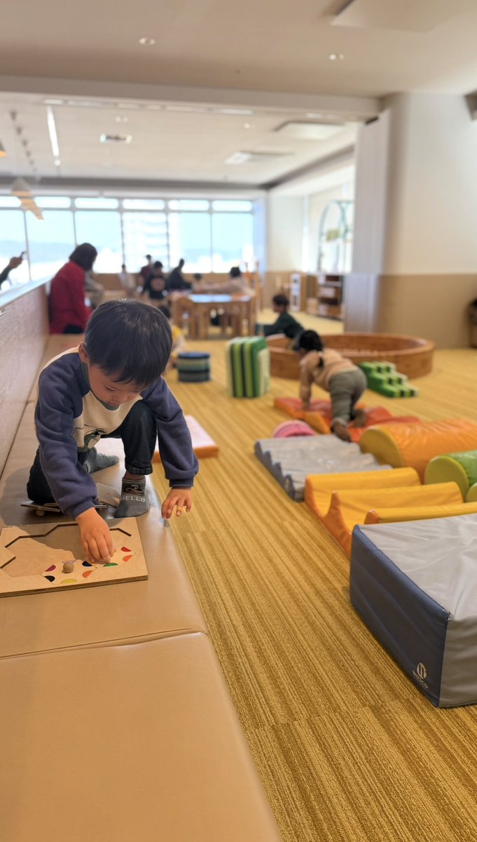 _llz8's tweet photo. 南海和歌山市駅直結「キーノ」にある市立図書館🌿📚

噂通り子連れに最高な施設🥹✨
絵本はもちほん、靴を脱いで上がれる絵本の山に、無料のプレイスペース、線路が見える子鉄スポット。
「めでたい電車🚃」も見れた！

家の近くに欲しい🥹笑
#なんかいくらし #南海電鉄地域発見クリエイターズ課 https://t.co/DzPwbxd39P